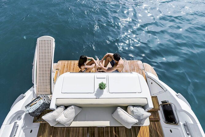 santorini-caldera-private-flybridge-yacht-experience