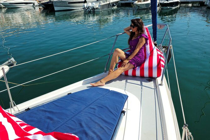 shared-sailboat-experience-feel-nature-with-dolphins
