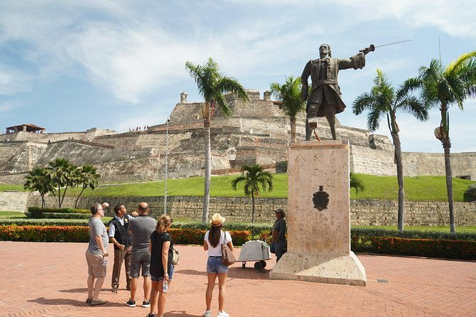 shore-city-tour-in-the-walled-city-and-bay-with-shopping