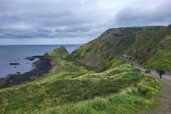 shore-excursion-from-belfast-to-giants-causeway-rope-bridge