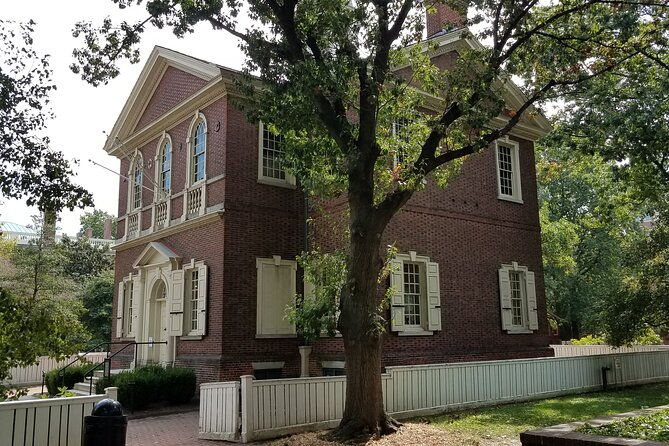small-group-discovering-colonial-philadelphia-public-walking-tour