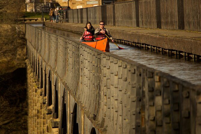 small-group-pontcysyllte-aqueduct-canoe-trip