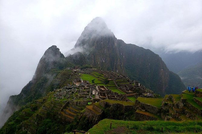 small-group-tour-guide-service-in-machu-picchu-from-cusco