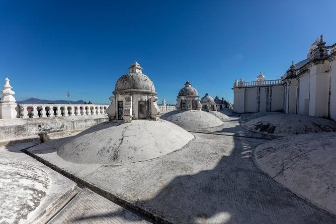 small-group-walking-excursion-of-leon-city