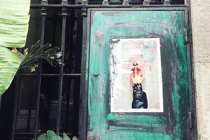 street-art-sculptures-and-murders-walking-tour-in-barcelona