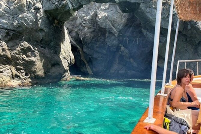 sunset-aperitif-on-a-boat-in-scilla