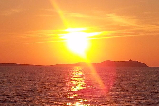 sunset-catamaran-expedition-in-front-of-cafe-mambo