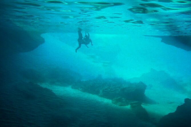 swim-with-turtles-at-turtle-bay-curacao-boat-blue-room-cave
