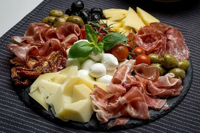 syracuse-private-walking-tour-with-traditional-lunch-and-wine