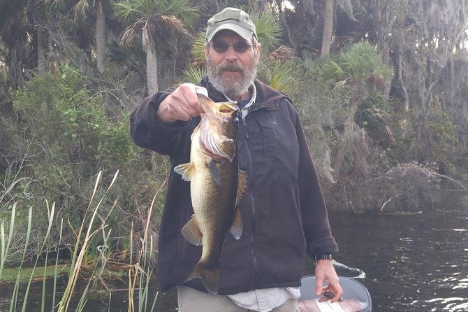 tampa-bass-fishing-guide-on-lake-tarpon