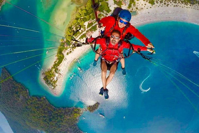 tandem-paragliding-over-the-blue-lagoon-in-fethiye