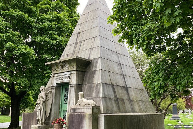 the-deep-pockets-of-graceland-cemetery-walking-tour