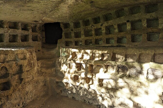 tomb-hunting-and-trekking-adventure-in-sovana