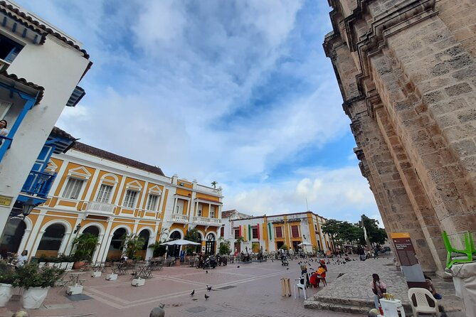 tour-in-chiva-for-5-hours-through-the-city-of-cartagena
