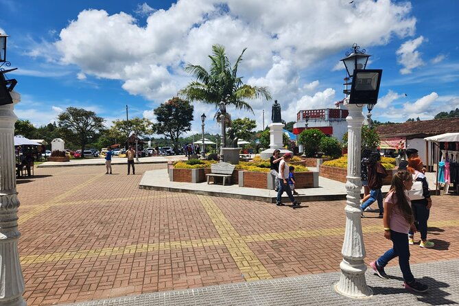 tour-to-guatape-piedra-del-penol-with-a-cruise-boat-tour