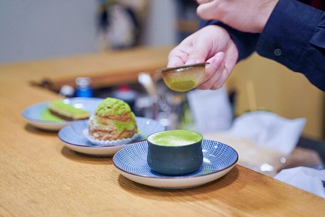 traditional-japanese-sencha-tea-brewing-lesson-with-sweets