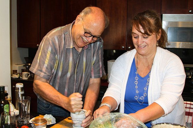 traveling-spoon-chicago-style-deep-dish-pizza-private-online-cooking-class