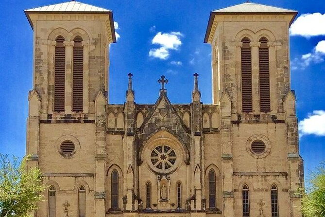 walking-tour-along-the-san-antonio-riverwalk-and-around-downtown