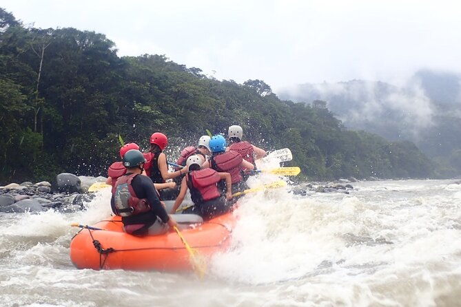 white-water-rafting-in-banos-de-agua-santa-level-iii-and-iv