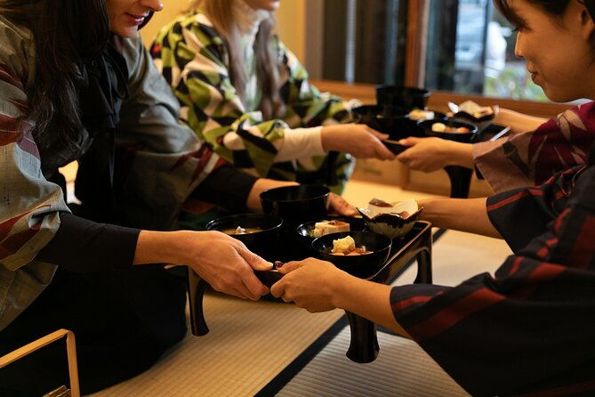 zen-meditation-and-tea-ceremony-in-endoji-arcade