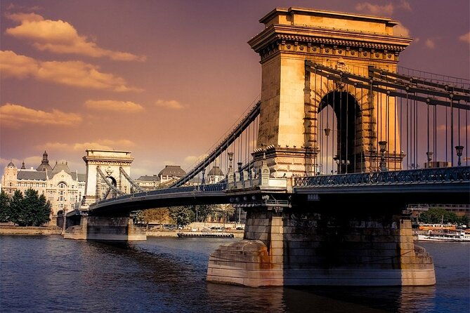 1-hour-sightseeing-cruise-in-budapest-2