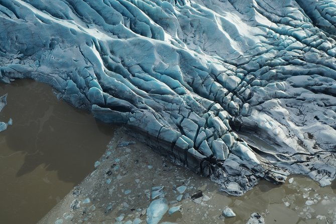 airplane-flight-over-glacier-lagoons-and-icelands-highest-peak