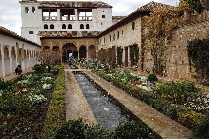alhambra-visit-with-private-official-guide-in-granada