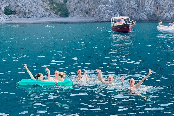 amalfi-coast-full-day-private-boat-tour-cabinrestroom-on-board-2