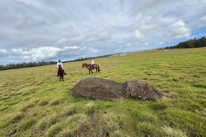 archaeological-horseback-riding-off-the-tourist-routes-in-rapa-nui