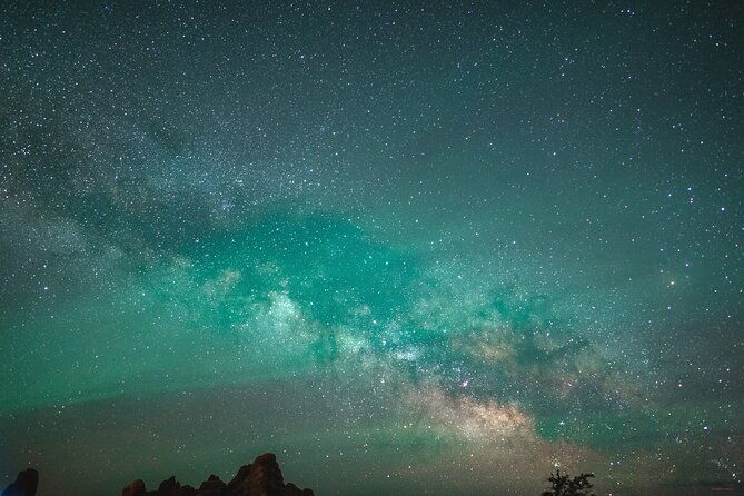 astro-photo-hiking-and-stargazing-tour-in-arches-national-park-2