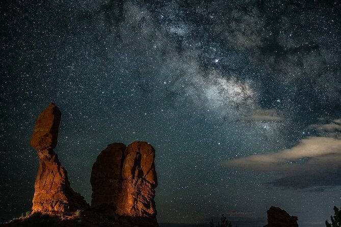 astro-photo-hiking-and-stargazing-tour-in-arches-national-park