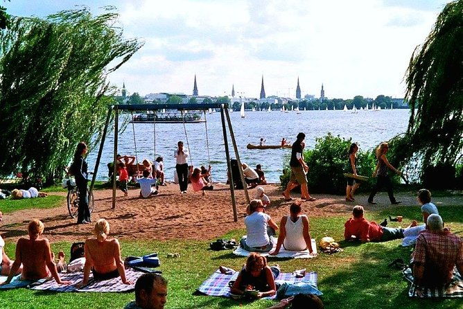 bike-tour-through-beautiful-hamburg-outer-alster-bike-tour-min-4