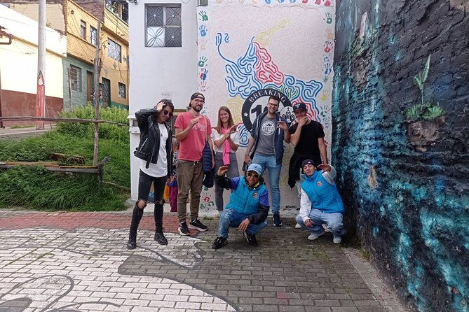 bogota-street-urban-tour-with-fruits-graffiti-and-private-guide