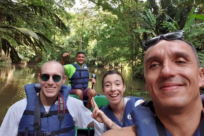 canoe-wildlife-spotting-on-small-canals-of-tortuguero-park