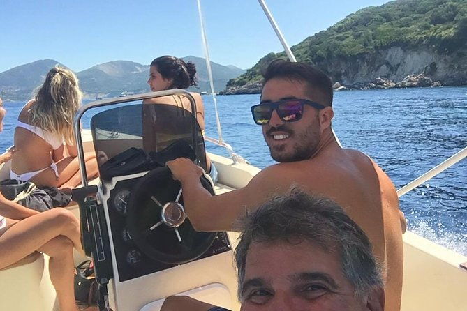 cruise-to-turtles-island-and-caves-with-a-glass-bottom-boat