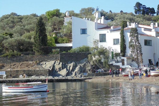 dali-2-museums-figueres-and-house-of-portlligat-small-group-from-girona