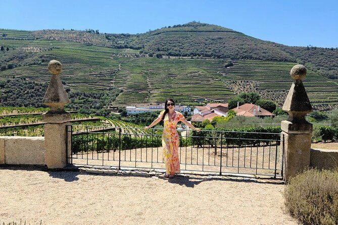 douro-valley-private-experience-specialized-guide-lunch-boatwineriestastings