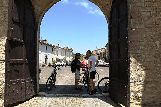 enobike-tour-to-lake-corbara-and-titignano-castle