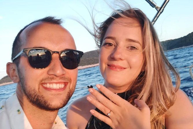 experience-romantic-sunset-sailing-on-a-modern-36ft-11m-sail-yacht-hvar-2