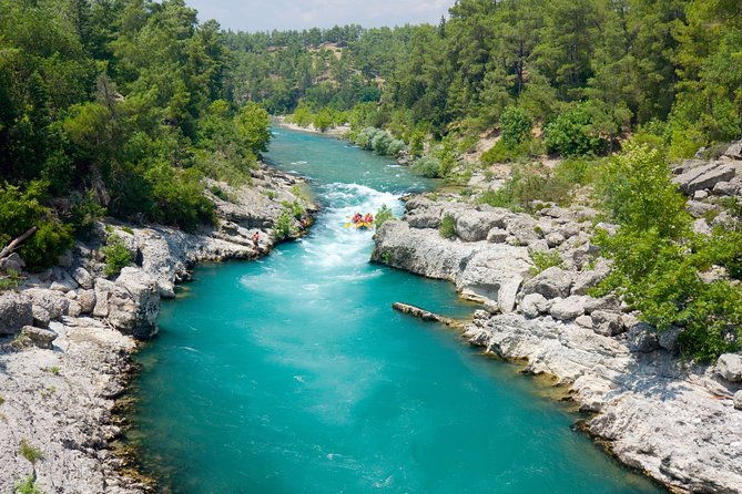 family-rafting-trip-at-koprulu-canyon-from-side