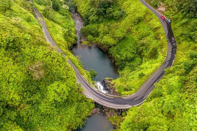 famous-road-to-hana-waterfalls-black-sand-beach-lunch-2