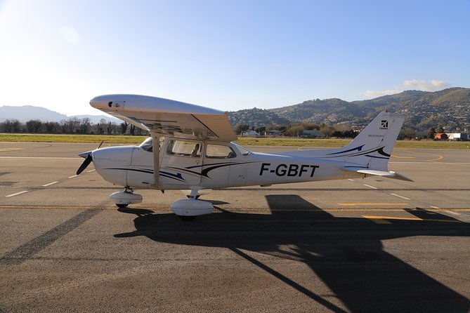 fly-above-lyon-in-a-private-plane