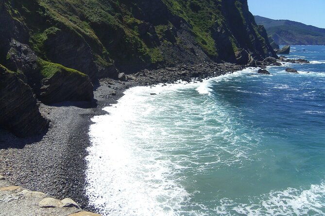 from-bilbao-gaztelugatxe-bermeo-mundaka-and-gernika-with-txakoli