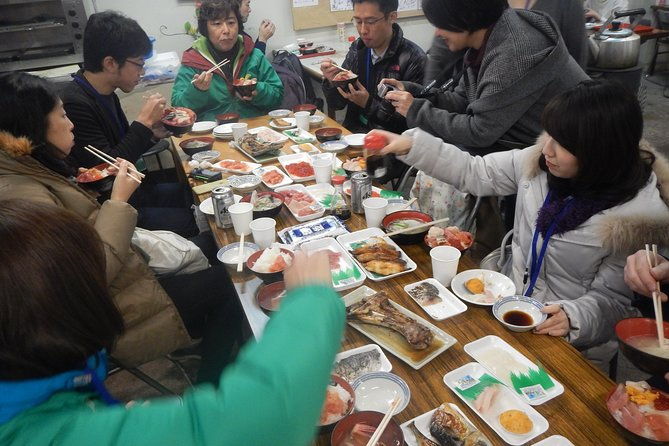 good-morning-breakfast-at-local-fish-market-with-a-guide