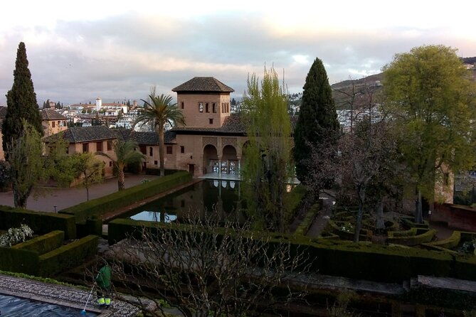 granada-visit-alhambra-with-nasrid-palaces-gardens-and-alcazaba-2