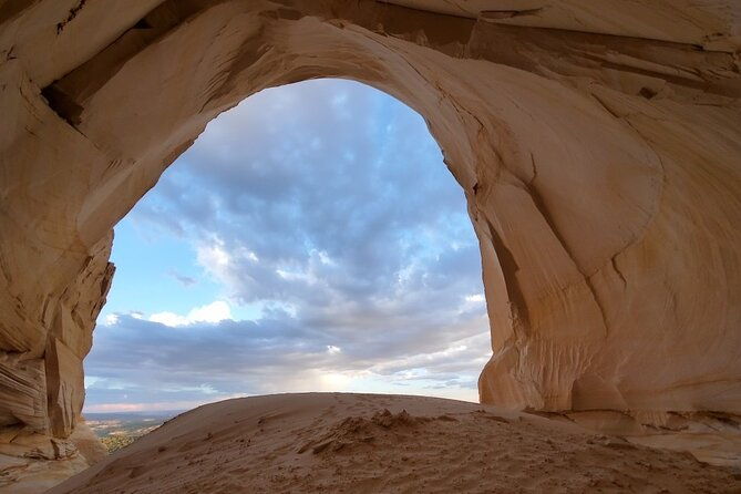 guided-hike-through-peekaboo-great-chamber-combo-small-group