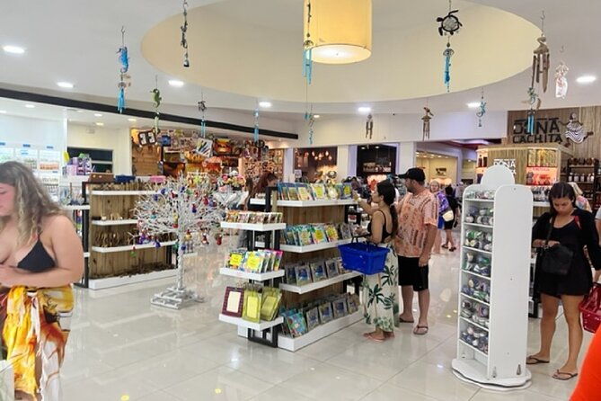 guided-shopping-tour-to-bella-mare-store-cigars-chocolate-rum-and-souvenirs