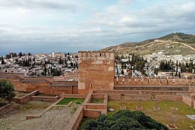 guided-walking-tour-with-panoramic-views-and-terraces-of-granada