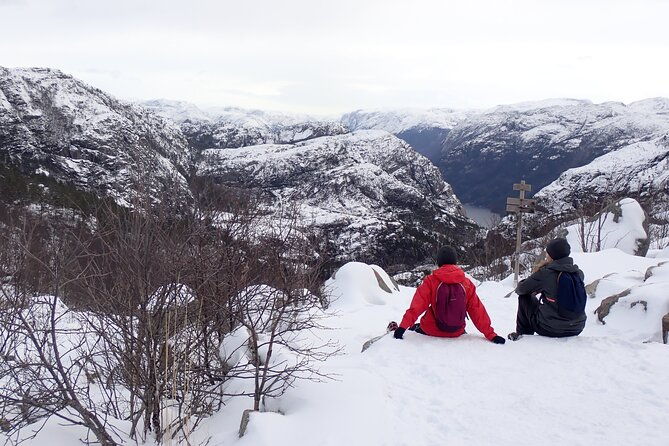 guided-winter-hike-to-pulpit-rock-preikestolen