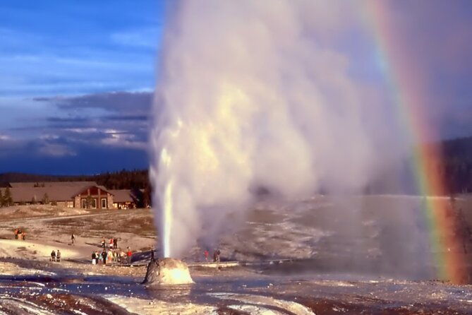 guided-yellowstone-hot-spring-geyser-basin-tour